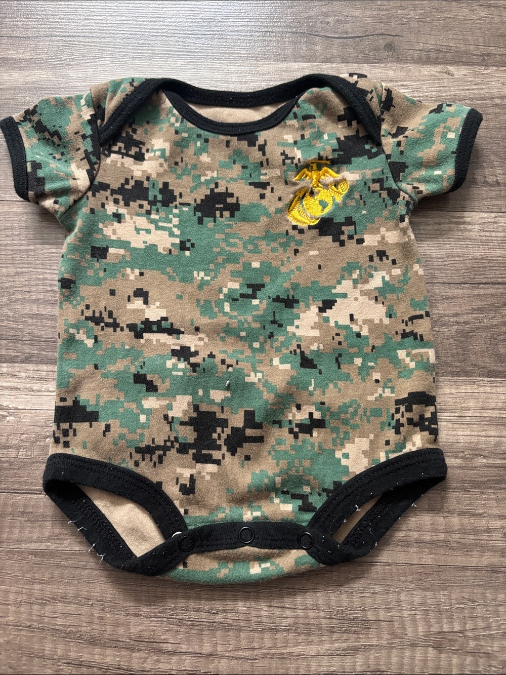 Digital Camo Short-Sleeve Baby Bodysuit in Green & Brown 210